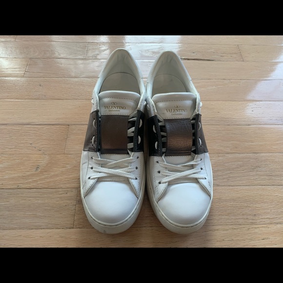 Valentino Garavani Open Sneaker with grey metallic stripe. Women’s Sz 39. - Picture 4 of 6